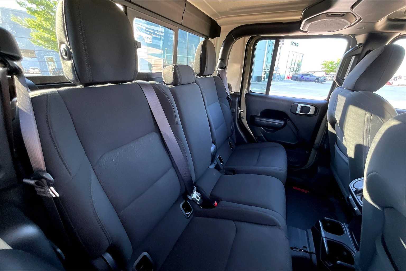 2020 Jeep Gladiator Sport S photo 18