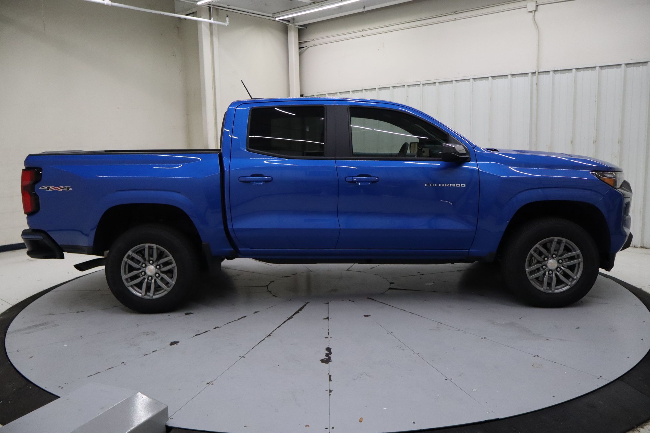 2024 Chevrolet Colorado LT photo 2