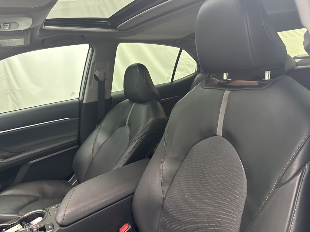 2022 Toyota Camry Hybrid XSE photo 8
