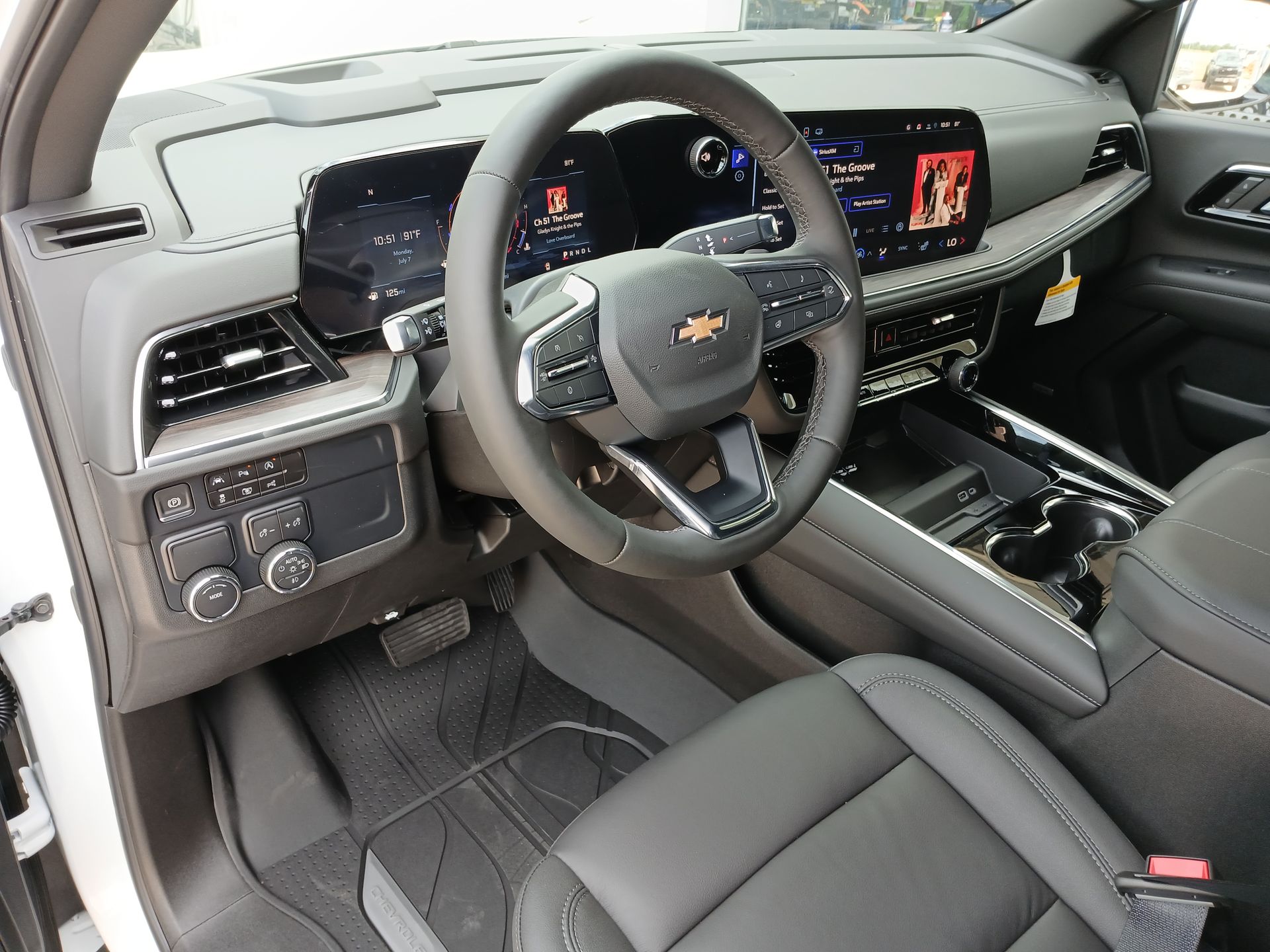 2025 Chevrolet Suburban LT photo 10
