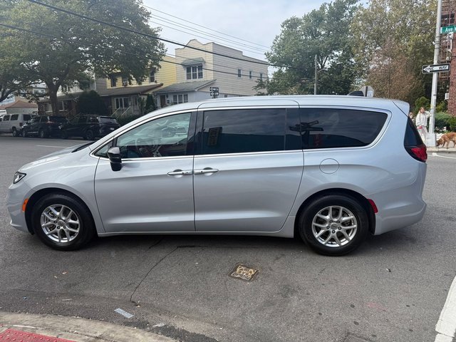 2024 Chrysler Pacifica Touring L photo 6