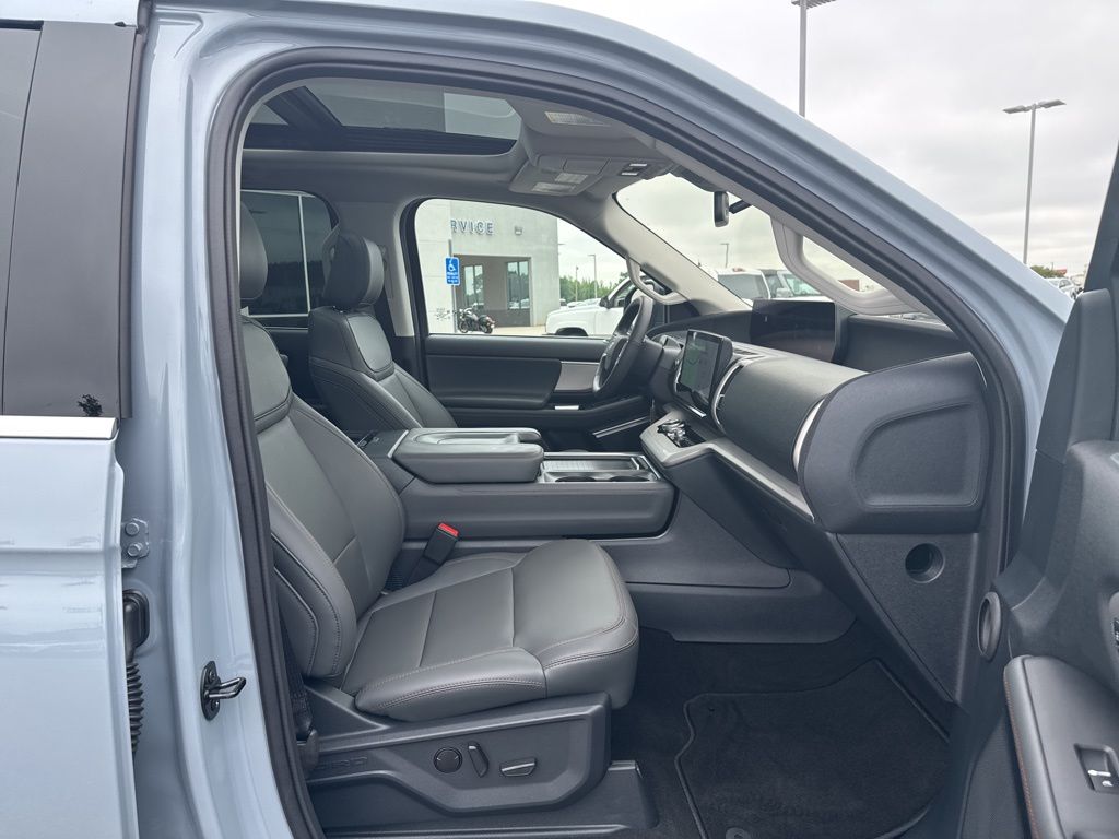 2025 Ford Expedition photo 23