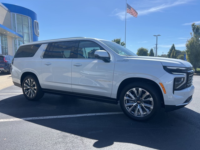 2025 Chevrolet Suburban High Country photo 2