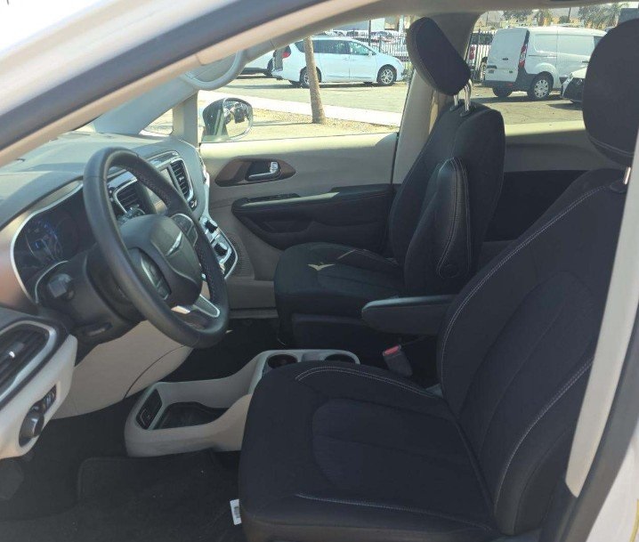 2023 Chrysler Voyager LX photo 2