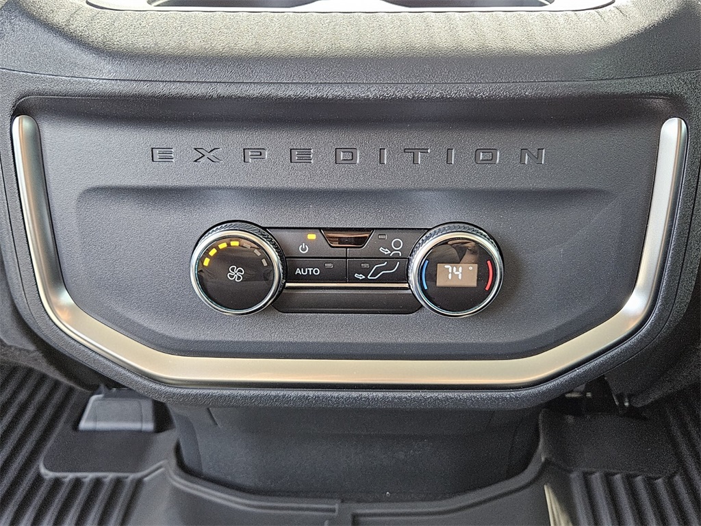 2025 Ford Expedition photo 5