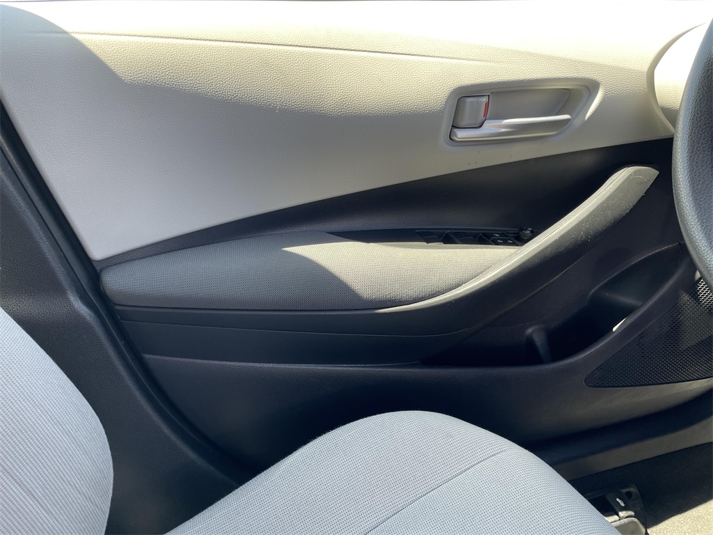 2021 Toyota Corolla LE photo 19