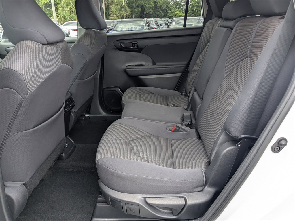 2023 Toyota Highlander LE photo 13