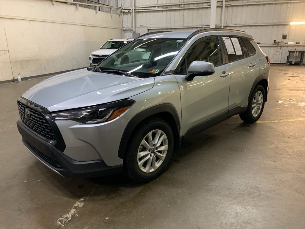 2023 Toyota Corolla Cross LE's photo