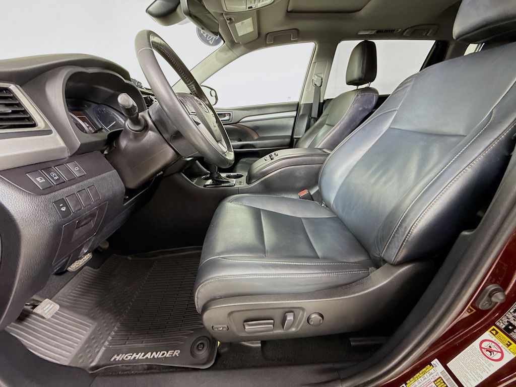 2019 Toyota Highlander XLE photo 2