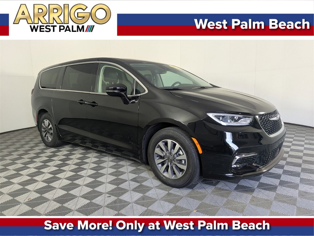 2024 Chrysler Pacifica PHEV Select's photo