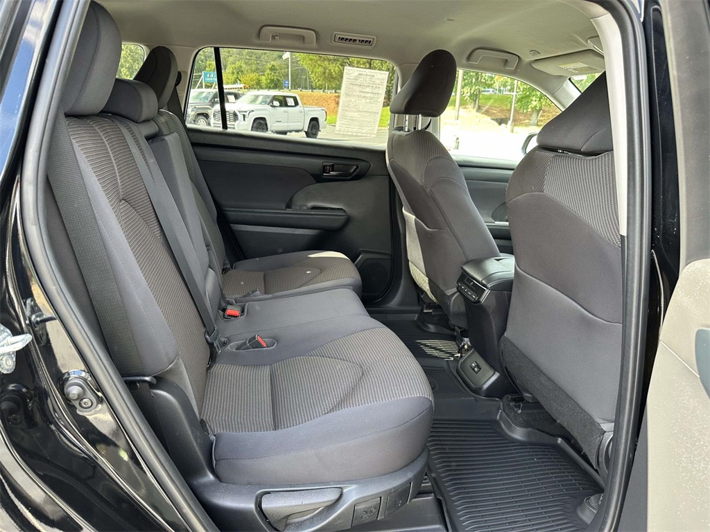2023 Toyota Highlander LE photo 2