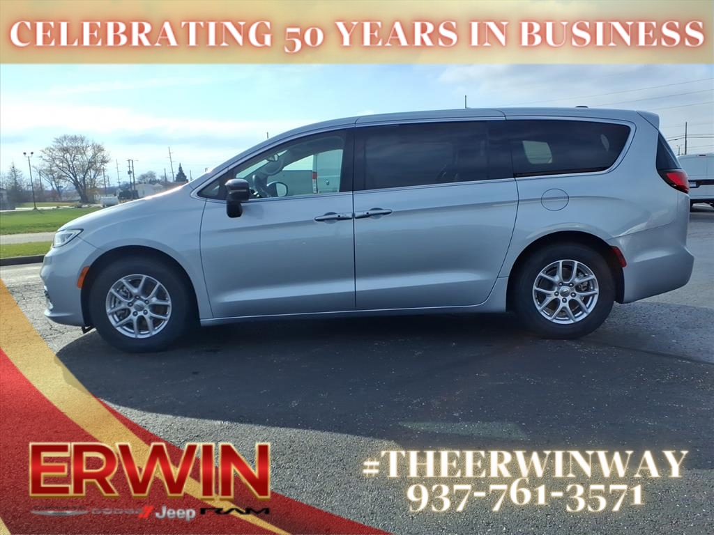 2024 Chrysler Pacifica Touring L photo 4