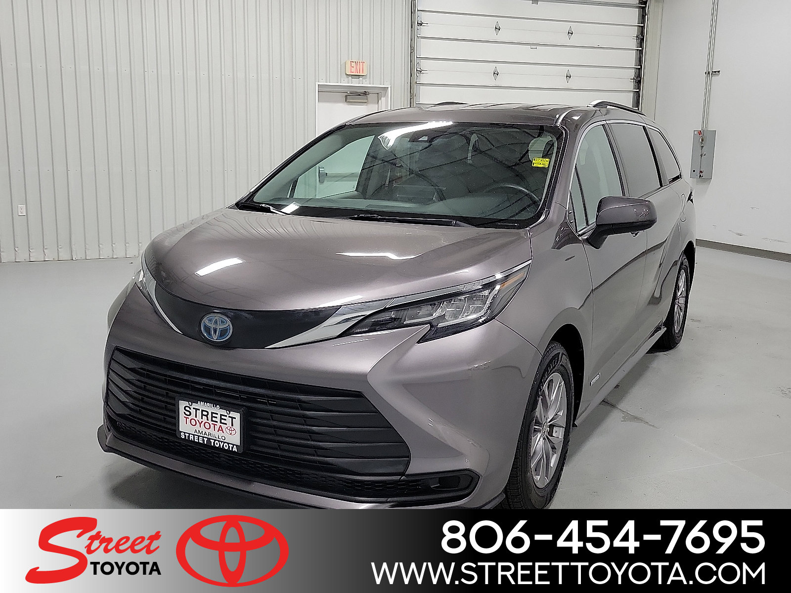 2021 Toyota Sienna LE's photo