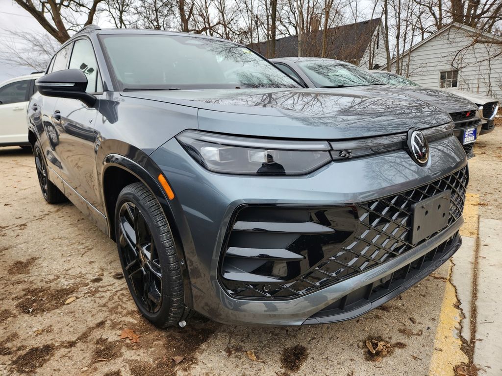 2025 Volkswagen Tiguan SE R-LINE BLACK's photo