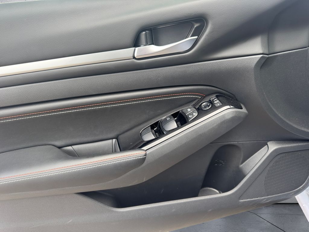 2023 Nissan Altima SR photo 12