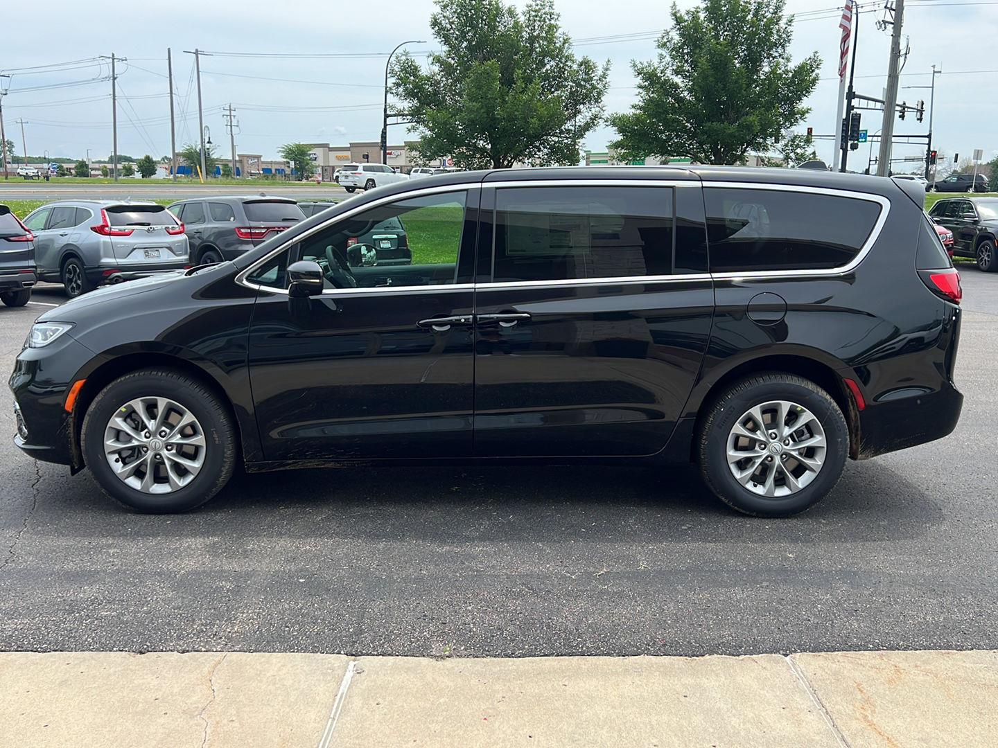 2025 Chrysler Pacifica photo 4