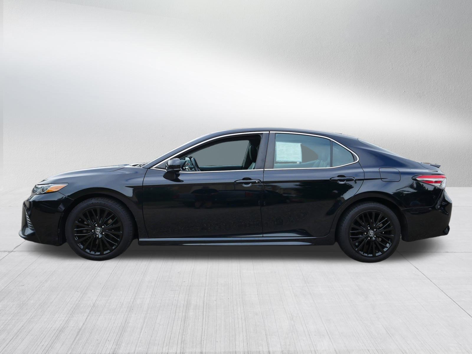 2019 Toyota Camry SE photo 3