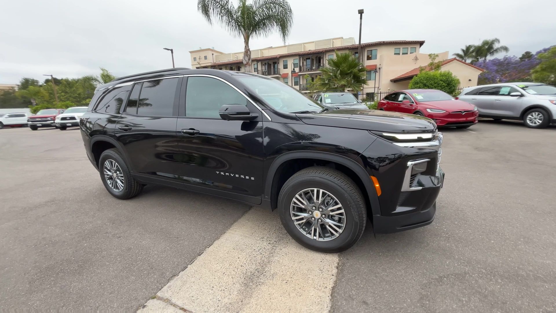 2025 Chevrolet Traverse L photo 2