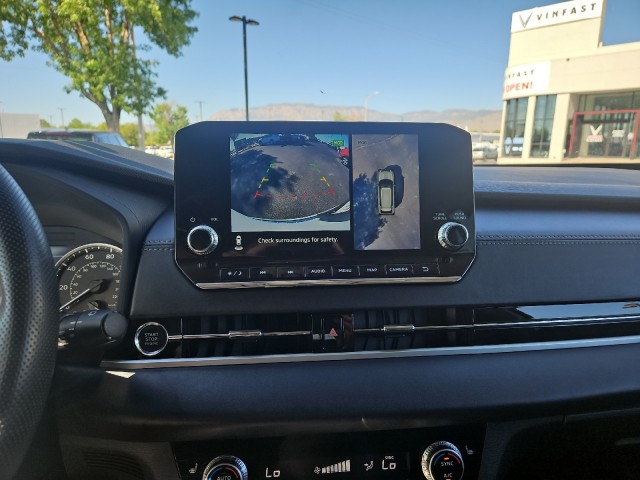 Used 2022 White Diamond Mitsubishi SE image 17