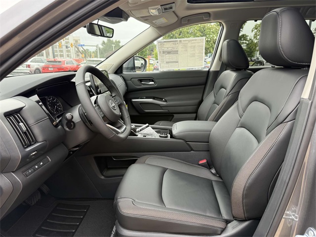2025 Nissan Pathfinder SL photo 12
