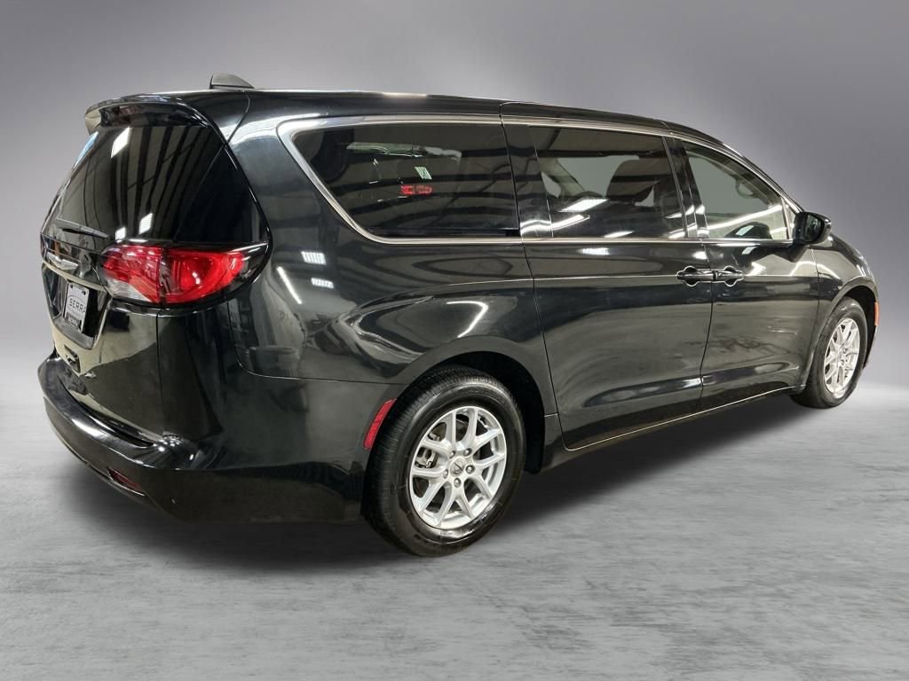2023 Chrysler Voyager LX photo 4