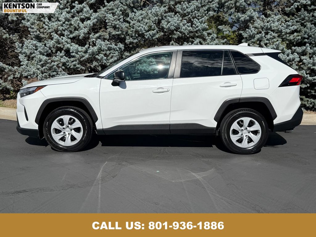 2024 Toyota RAV4 LE photo 4