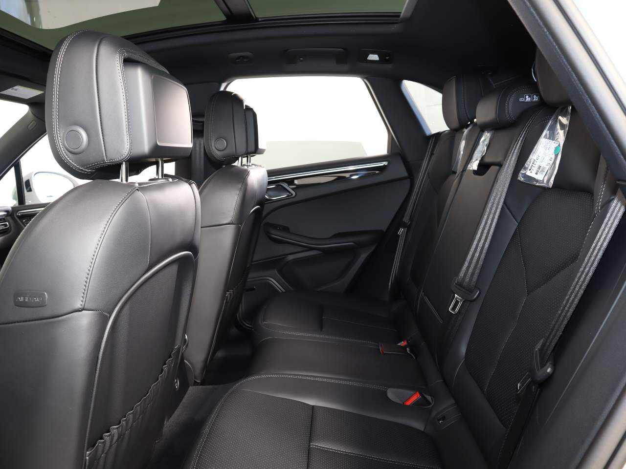2025 Porsche Macan S photo 18