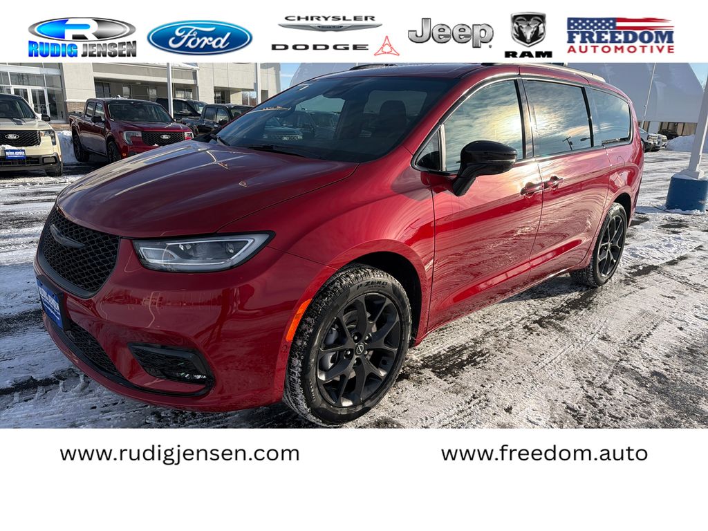 2026 Chrysler Pacifica Select's photo