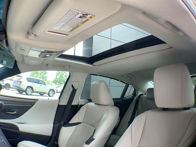 2024 Lexus ES 300h Ultra Luxury photo 21