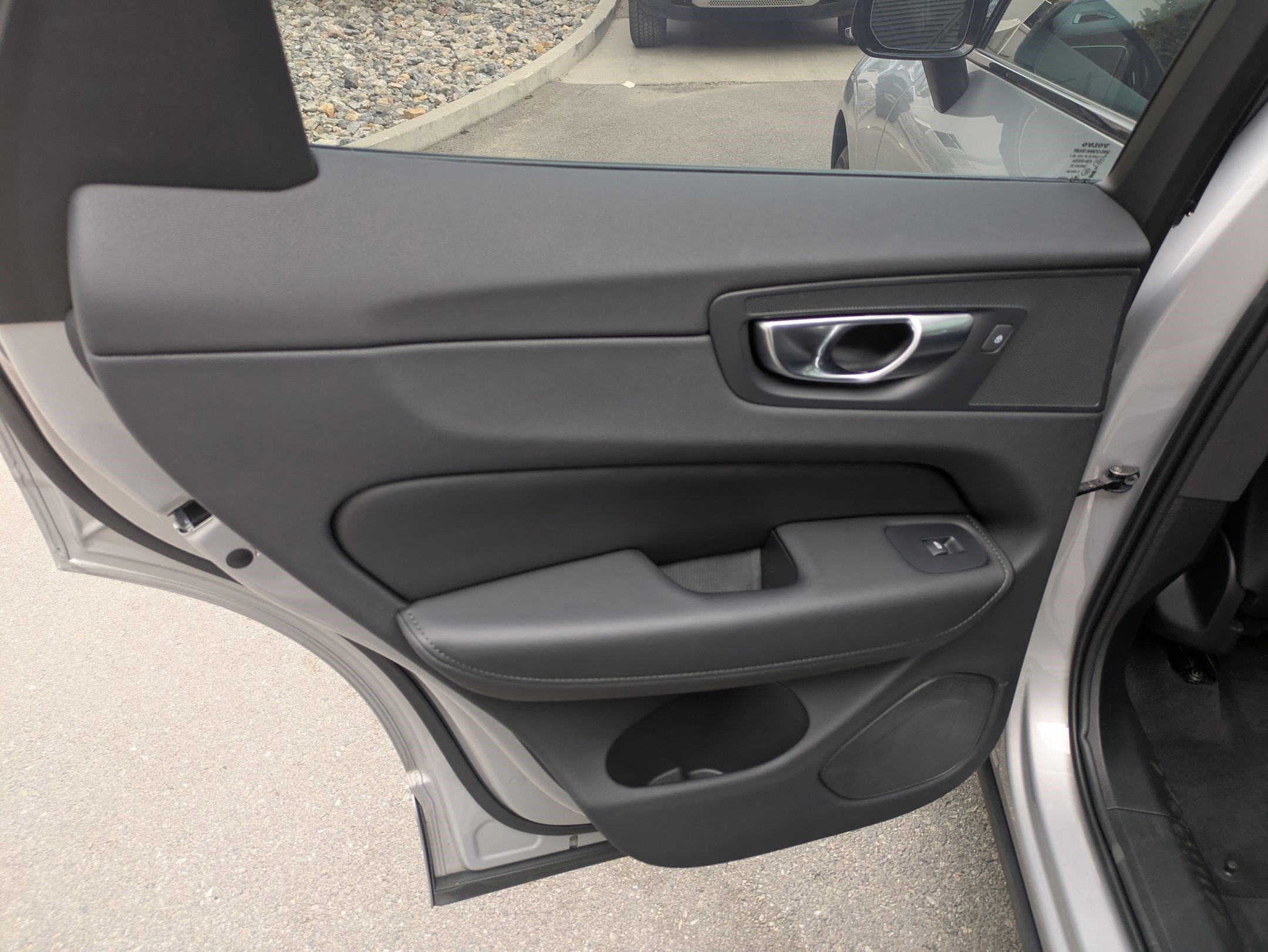 2025 Volvo XC60 Plus photo 28