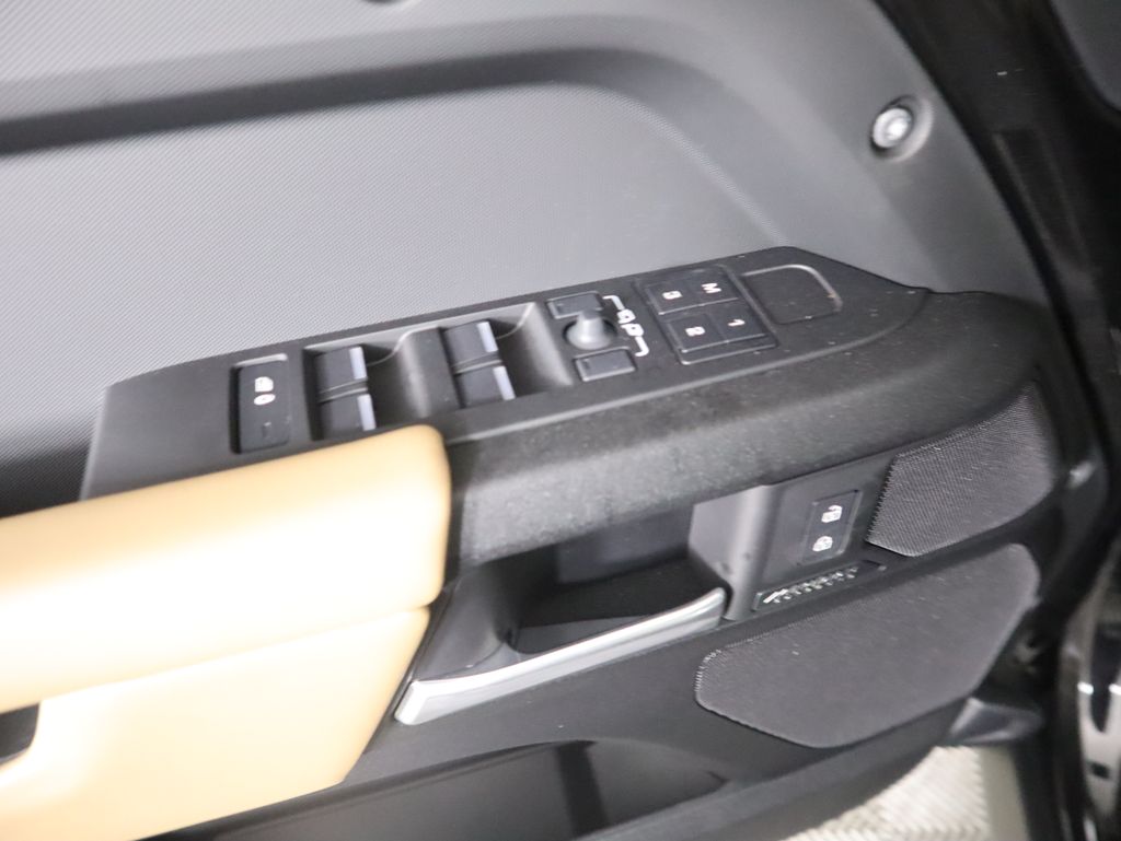 2025 Land Rover Defender 130 V8 photo 23