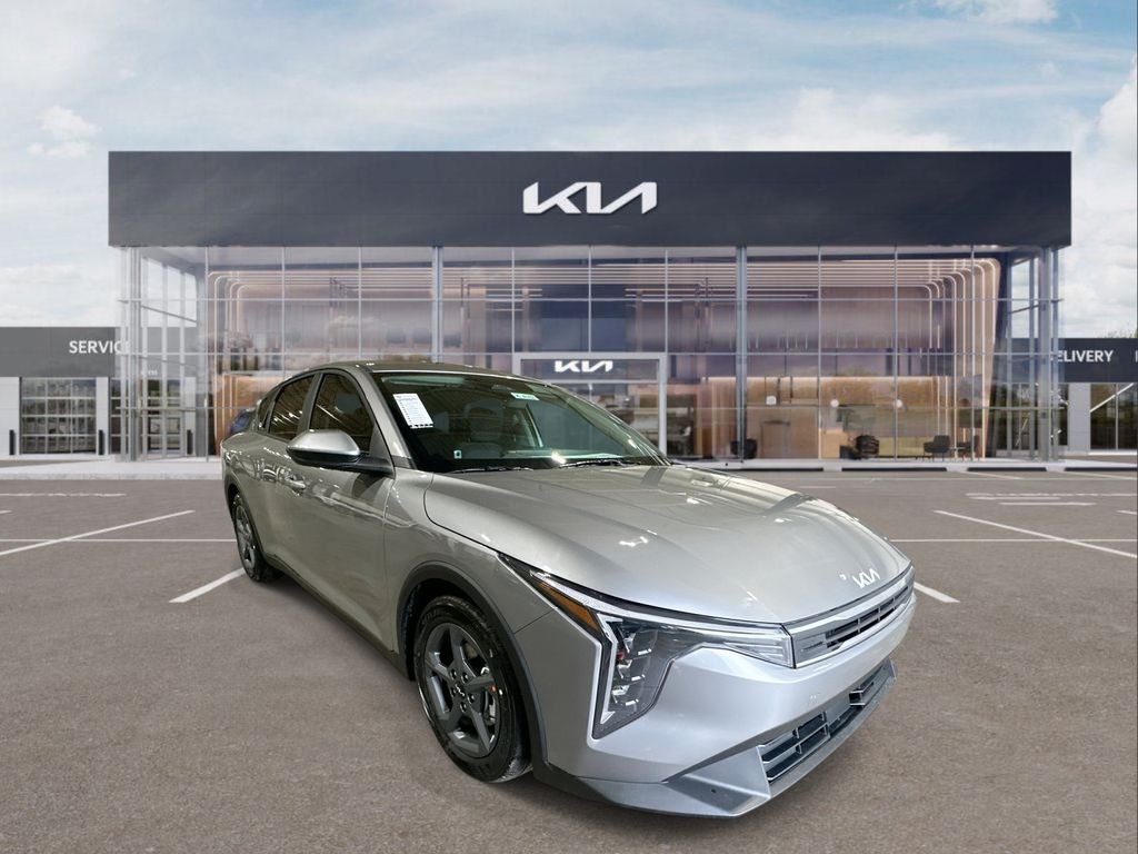 2025 Kia K4 LXS photo 2