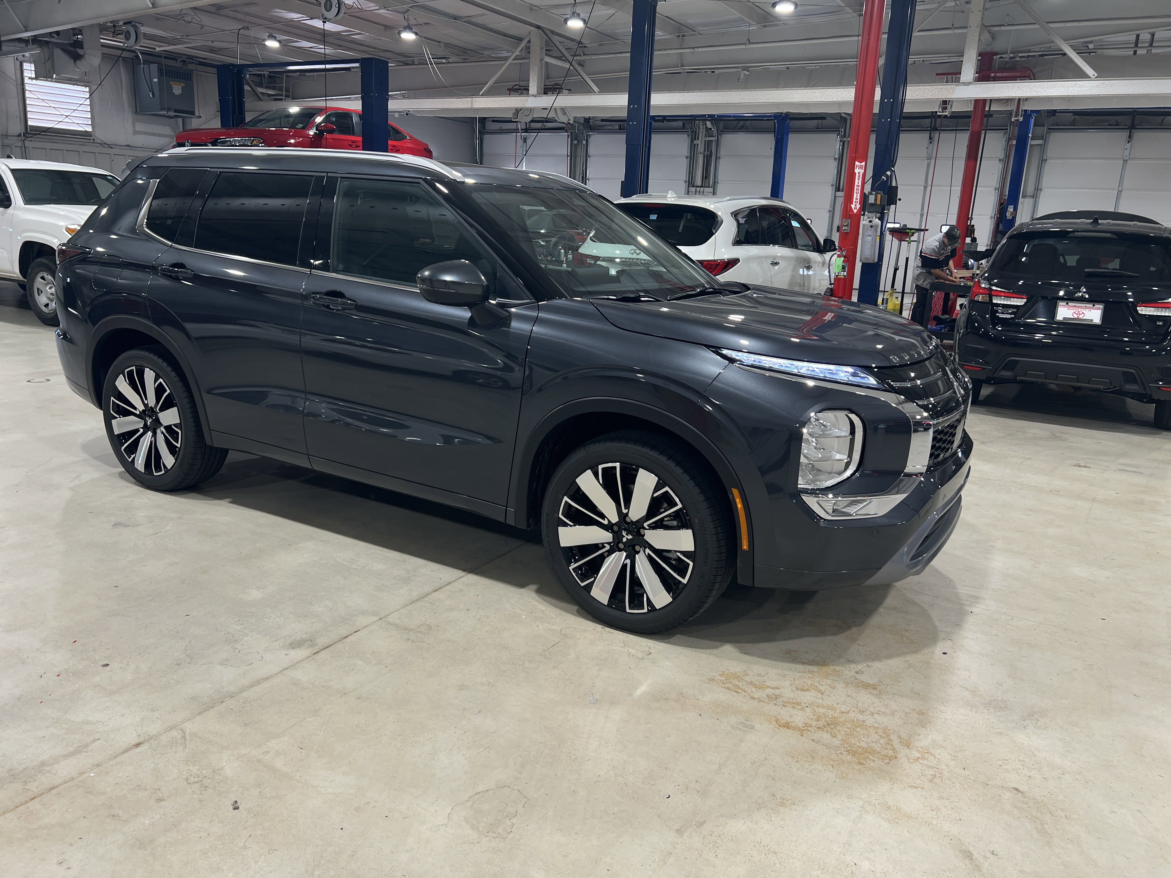 2025 Mitsubishi Outlander SEL photo 6