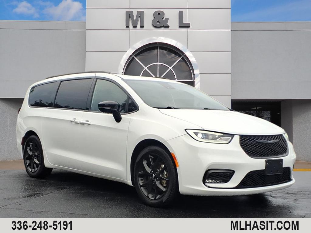 2025 Chrysler Pacifica Limited's photo