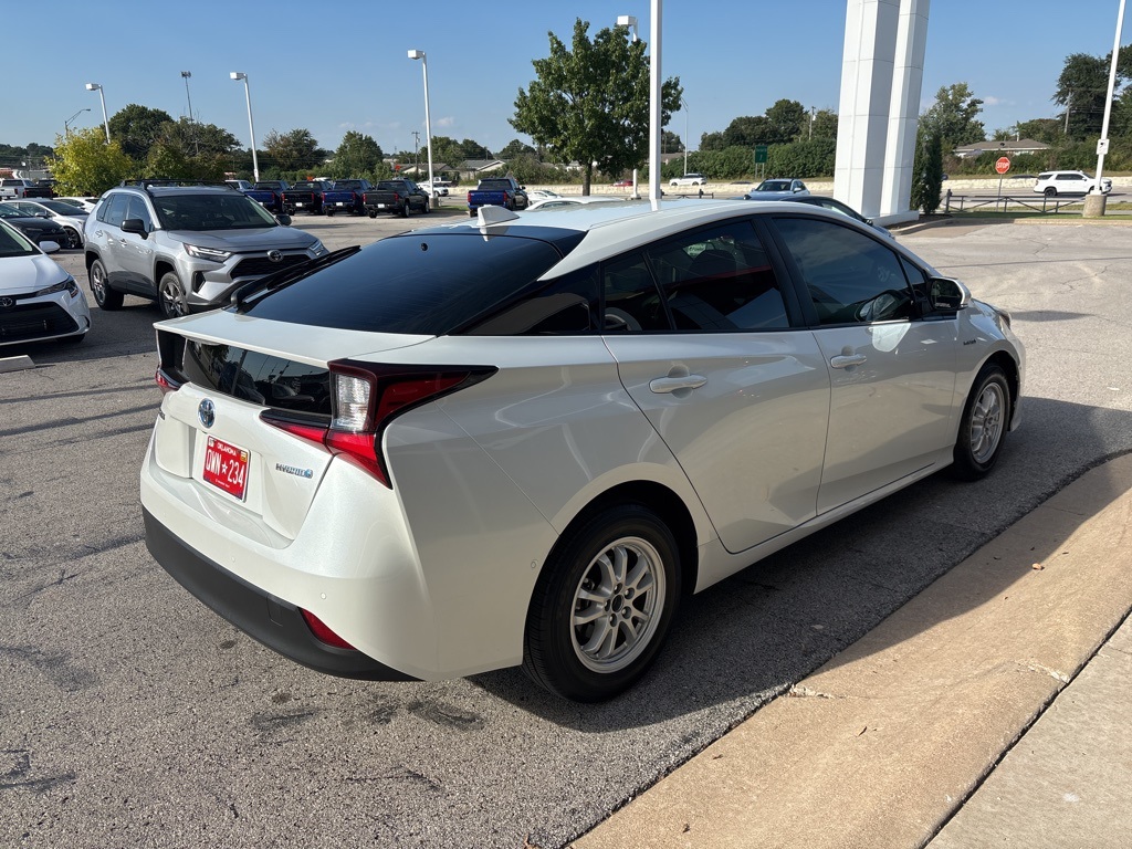 2021 Toyota Prius XLE photo 2