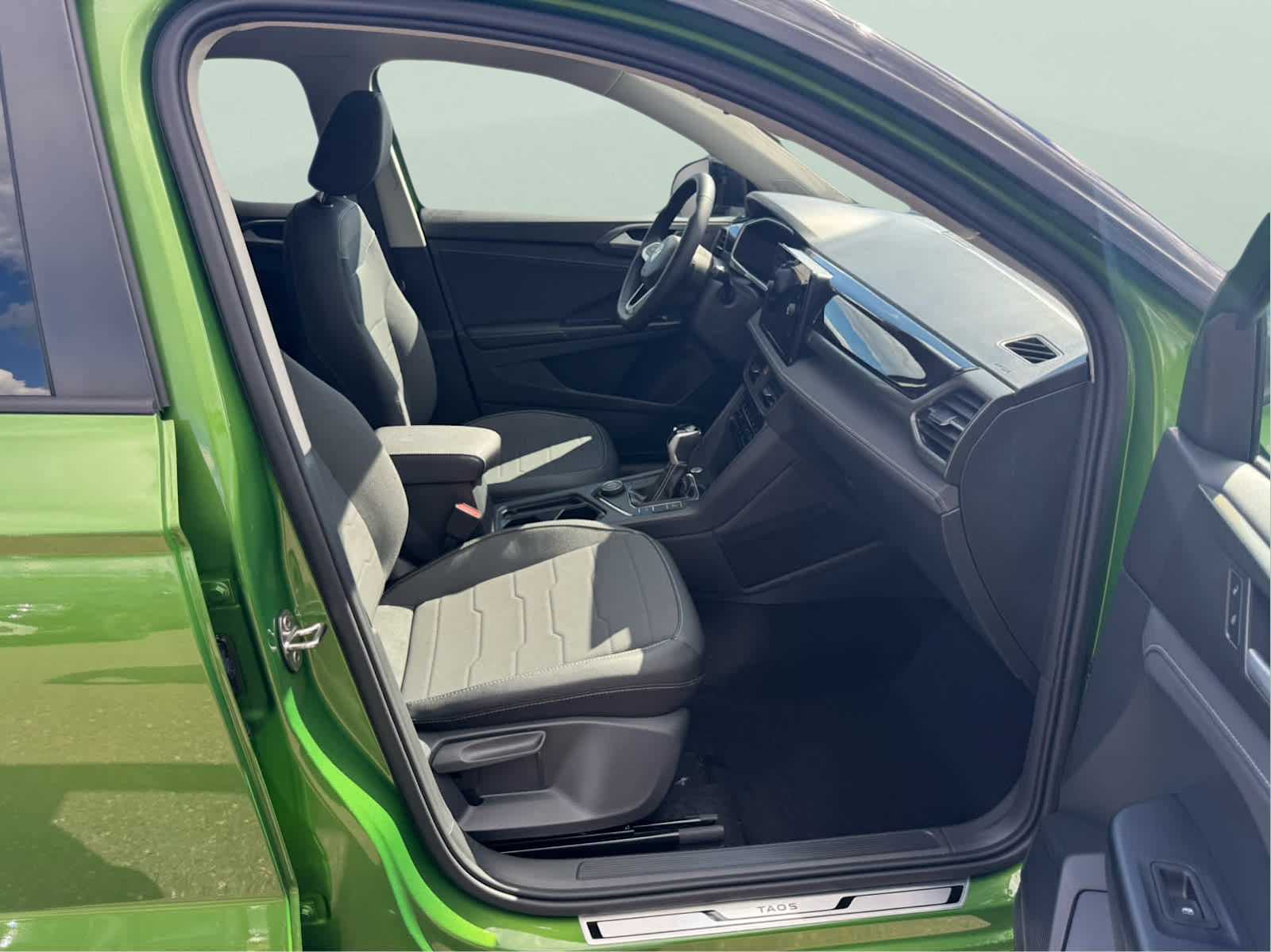 2025 Volkswagen Taos SE photo 39