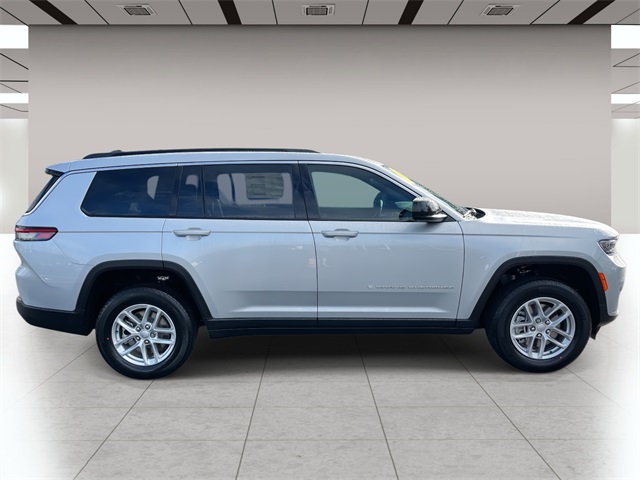 2025 Jeep Grand Cherokee Laredo photo 2