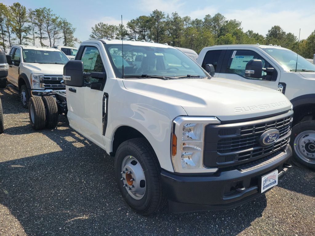2025 Ford F-350 Super Duty Chassis Cab XL's photo