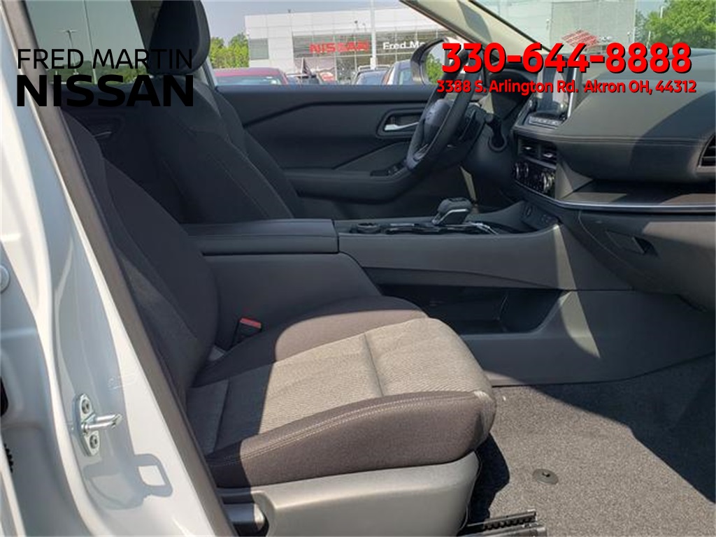 2025 Nissan Rogue SV photo 17