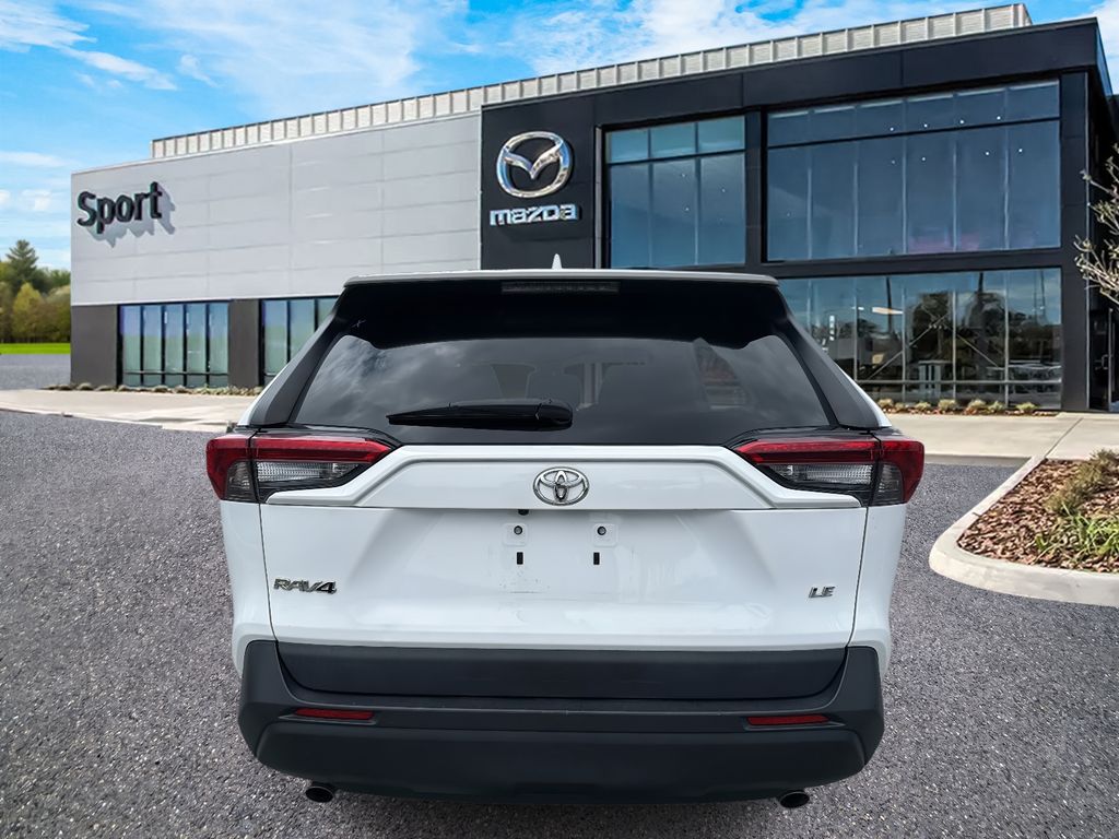 2022 Toyota RAV4 LE photo 3