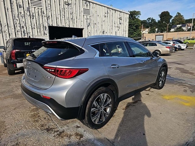 2018 Infiniti QX30 Essential photo 2