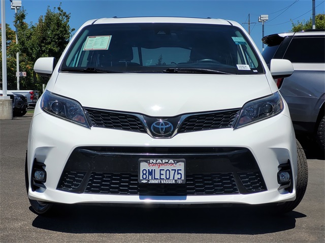 2020 Toyota Sienna SE photo 2