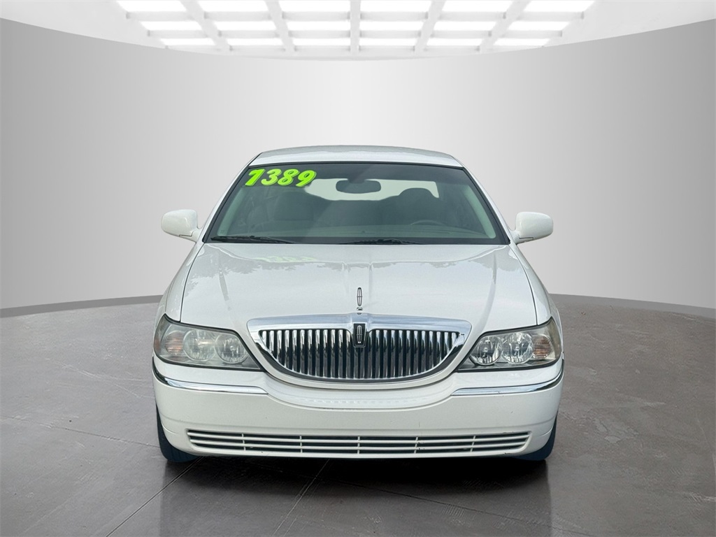 2005 Lincoln Town Car Signature photo 2
