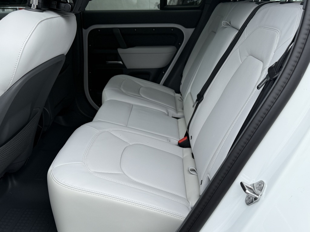 2025 Land Rover Defender 110 S photo 20