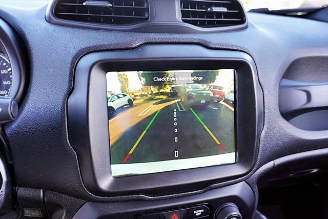 Used 2022 White Jeep Latitude image 27