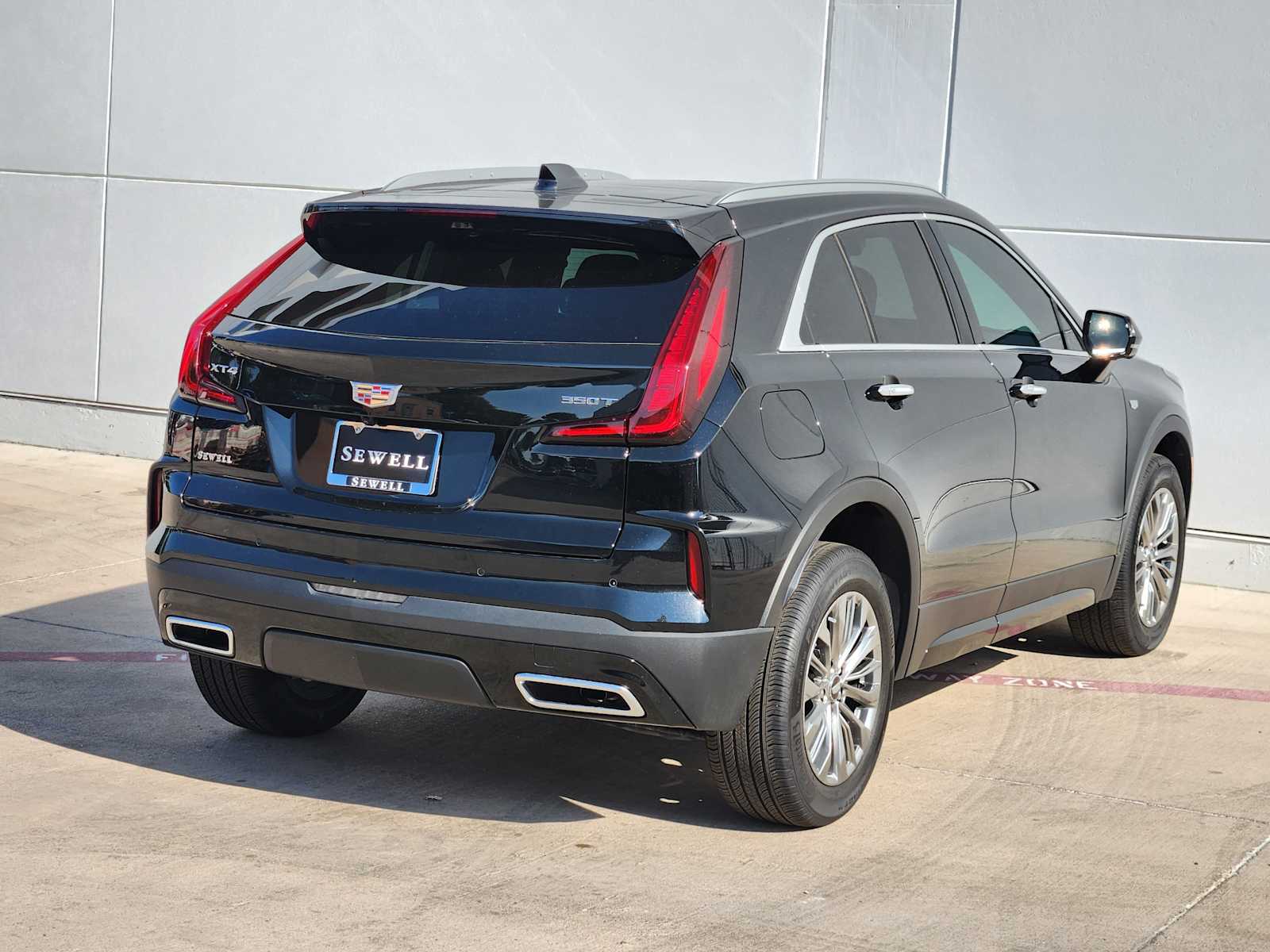 2025 Cadillac XT4 Premium Luxury photo 3