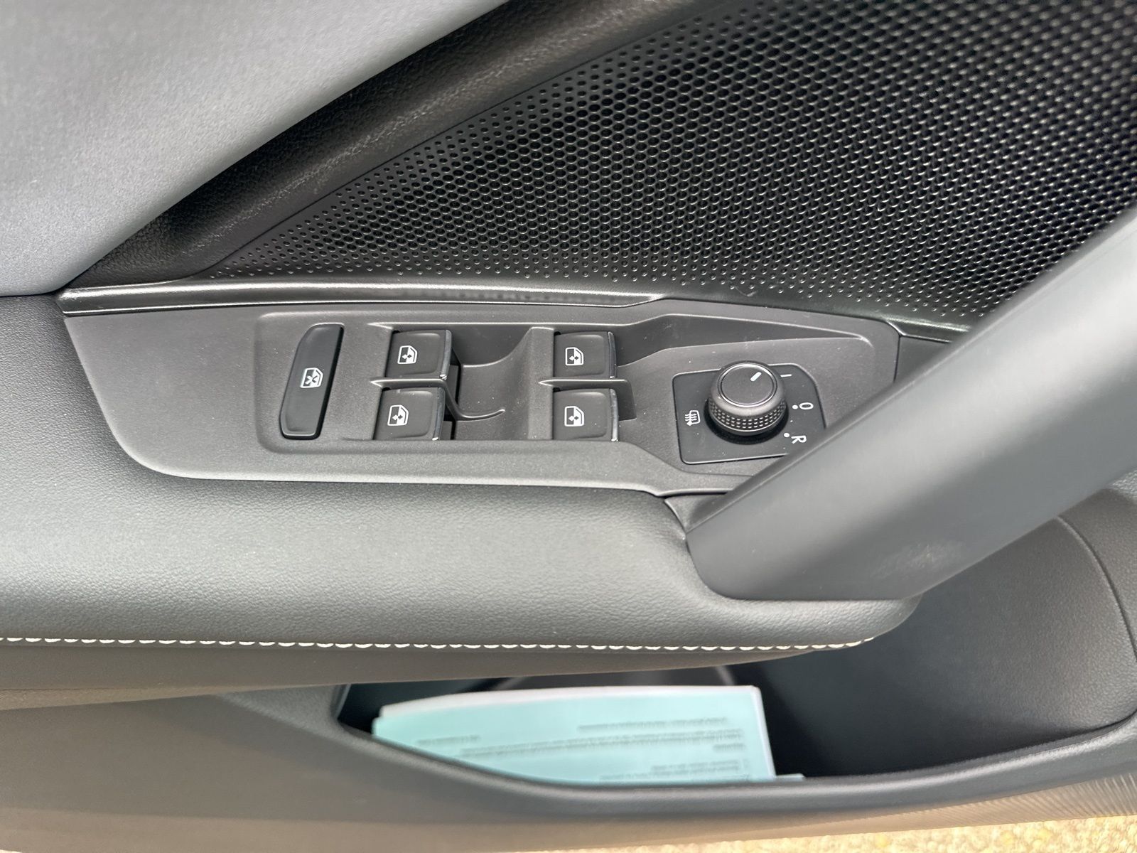 2025 Volkswagen Tiguan SE photo 11