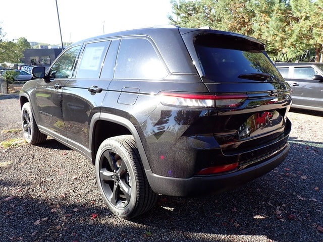 2025 Jeep Grand Cherokee Altitude photo 3