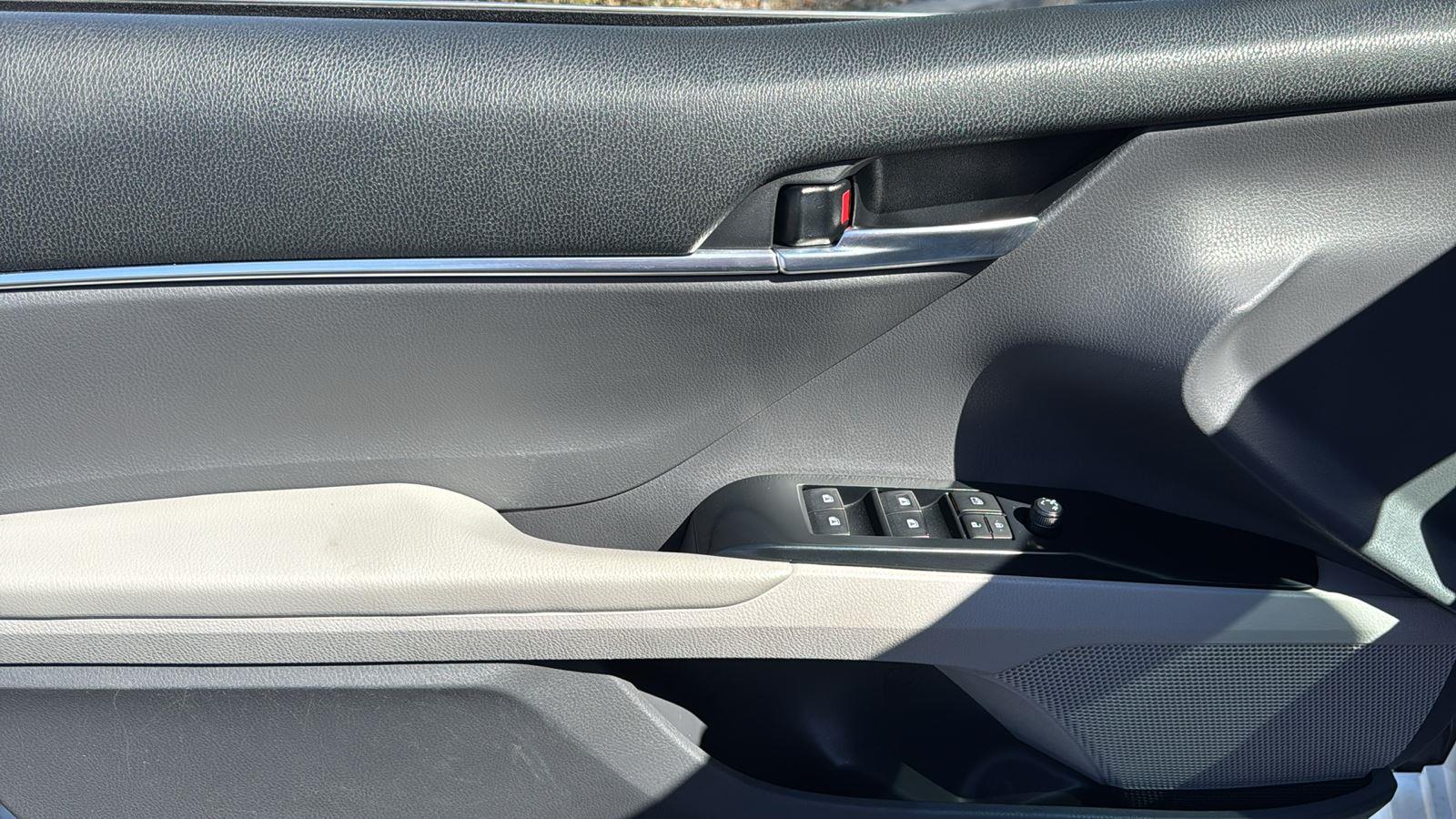 2018 Toyota Camry SE photo 10