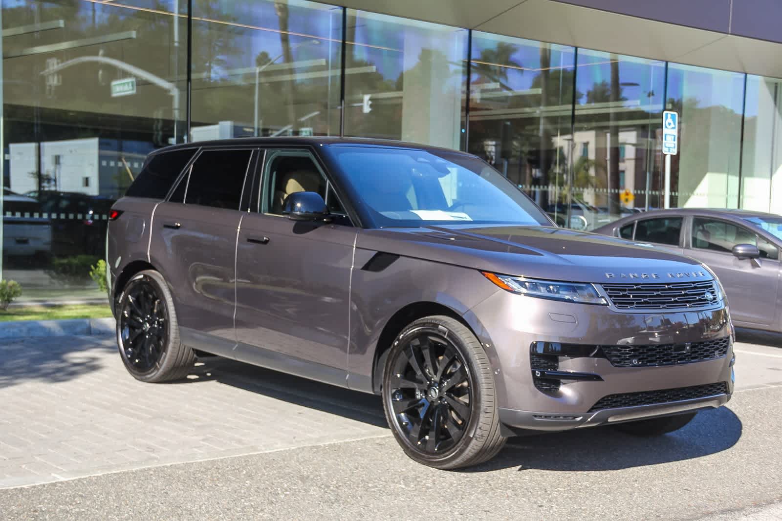 2025 Land Rover Range Rover Sport SE photo 3